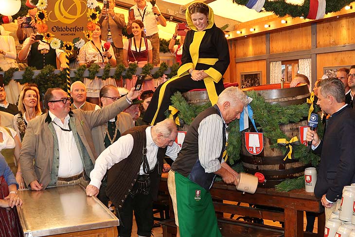 O'Zapft is (©Foto: Martin Schmitz)